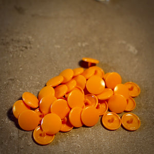 B40 - Lys orange - Plastikknapper