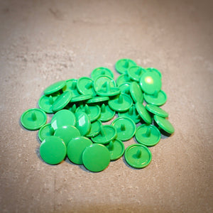 B51 - Kelly grøn - Plastikknapper